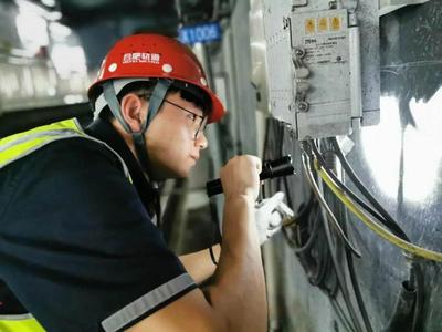 青春在指尖绽放——记通讯设备修理领域的青年工匠