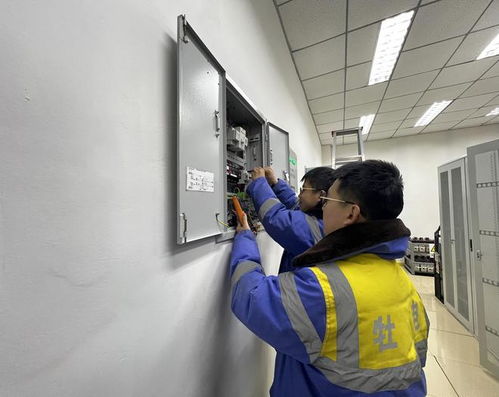 新春走基层丨看不见火车的“高铁护卫队” 通讯设备修理